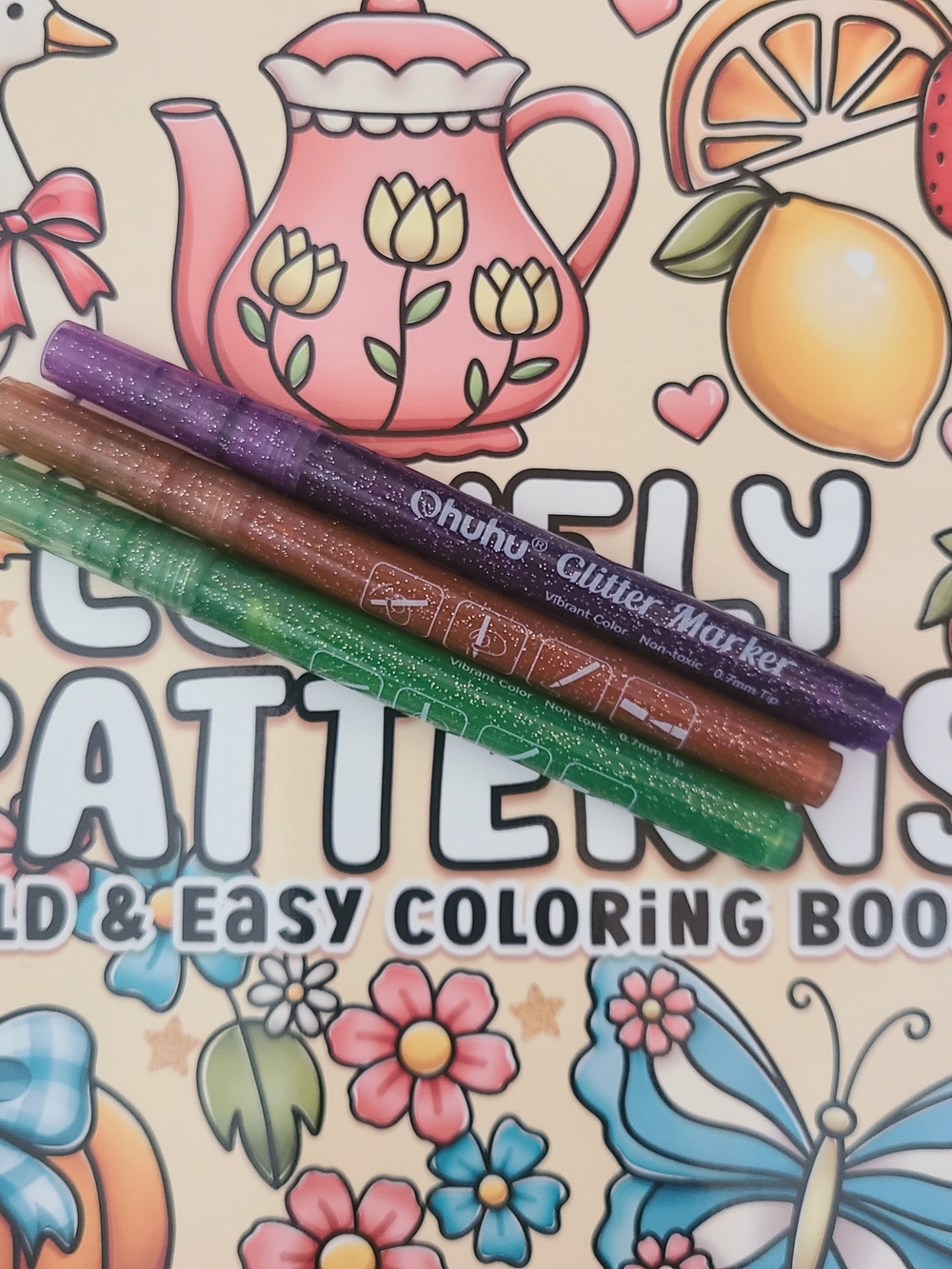 SOLD - Bundle - Lovely Patterns Coloring Book W/ Crayola & Glitter Markers - Picture 3 of 10